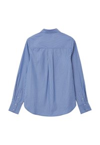 Camicia azzurra a maniche lunghe con bottoni, decorata con righe verticali e orizzontali bianche, vista da dietro su uno sfondo bianco.