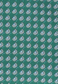 Zielony materiał z powtarzającym się wzorem małych niebieskich i białych łódek żaglowych z misternymi konturami na teksturowanym tle.