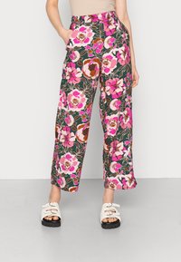 Květinové široké kalhoty v tmavě zelené barvě, zdobené velkými růžovými a bílými květinami. Materiál je lehký, s bočními kapsami a zapínáním na knoflík.