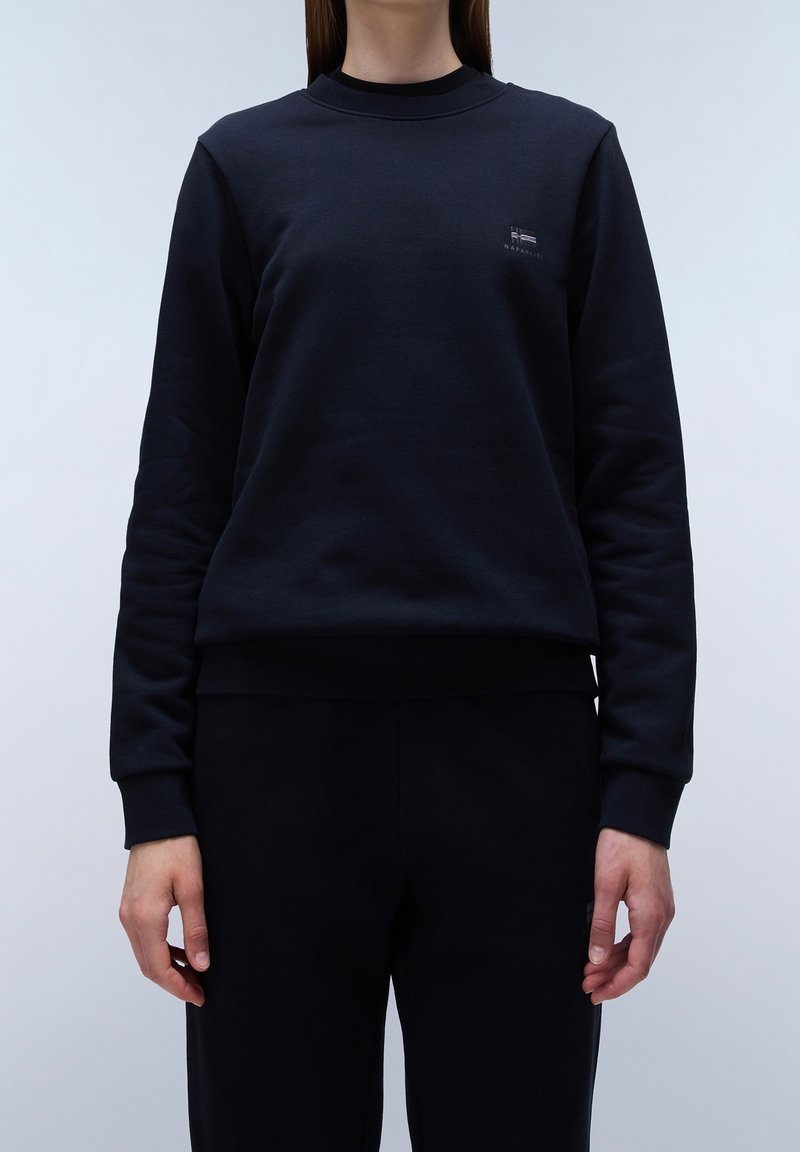 Zwarte sweatshirt van zachte stof. Heeft een ronde halslijn, ribbelmanchetten en -zoom, met een klein logo op de borst.