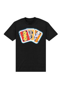 Sort t-shirt med et grafisk motiv af tre spillekort, der viser tegneserie dyr: en bjørn, en hund og en panda i livlige farver.