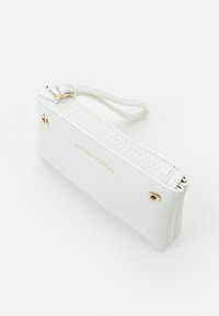 Biała kopertówka Emporio Armani z złotymi zatrzaskami i zamknięciem na zamek błyskawiczny na białym tle.