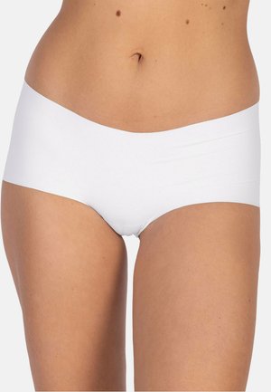 Nahaufnahme des Unterkörpers einer Person, die nahtlose weiße Hüfthosen trägt, die glattes Material und einen natürlichen Hautton zeigen.