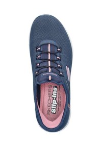 Blauwe sneaker met een bovenkant van mesh, roze accenten en elastische veters. Beschikt over een gevoerd inlegzool en een instapontwerp. Lichtgewicht rubberen zool.