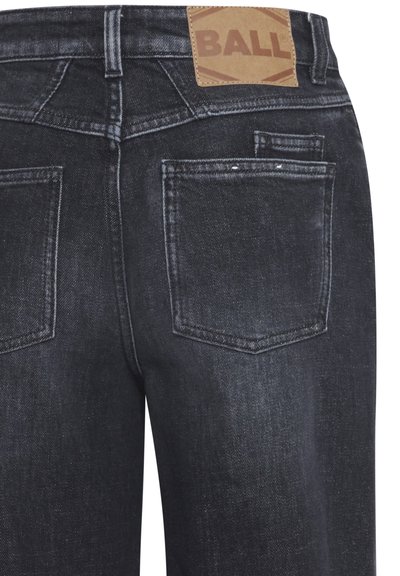 Juodos džinsinės kelnės su nublukusiu paviršiumi, turinčios dvi galines kišenes ir smėlio spalvos odinį prekės ženklą ant juosmens.