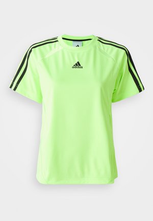 Neon-grünes Sport-T-Shirt aus feuchtigkeitsableitendem Material. Mit schwarzem Dreistreifen-Design auf den Schultern und Logo in der Mitte der Brust.