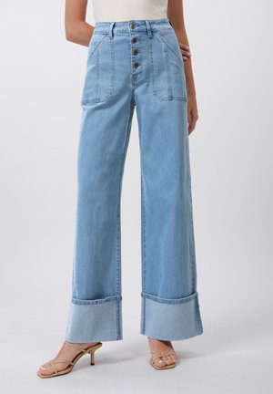 Jeans in denim leggero azzurro a vita alta con taglio a gamba larga, caratterizzati da una chiusura frontale a cinque bottoni e orli a risvolto a contrasto.