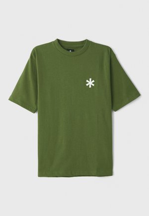 Olivovo zelené bavlnené tričko s okrúhlym výstrihom a krátkymi rukávmi. Má malé biele logo hviezdičky na ľavej hrudi.