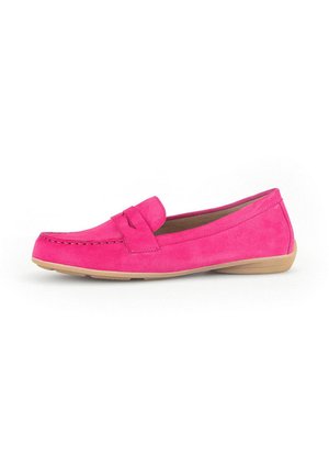 Mocassins en daim fuchsia avec un nœud décoratif, bout arrondi et semelle en caoutchouc souple couleur tan. Texture douce avec des détails de couture.