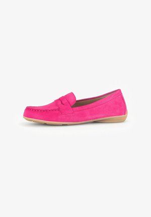 Mocassins en daim fuchsia avec un nœud décoratif, bout arrondi et semelle en caoutchouc souple couleur tan. Texture douce avec des détails de couture.