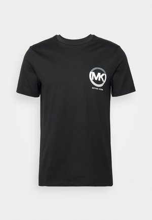 Schwarzes T-Shirt mit kurzen Ärmeln und Rundhalsausschnitt, mit weißem "MK"-Logo und Schriftzug "Michael Kors" auf der linken Brust.