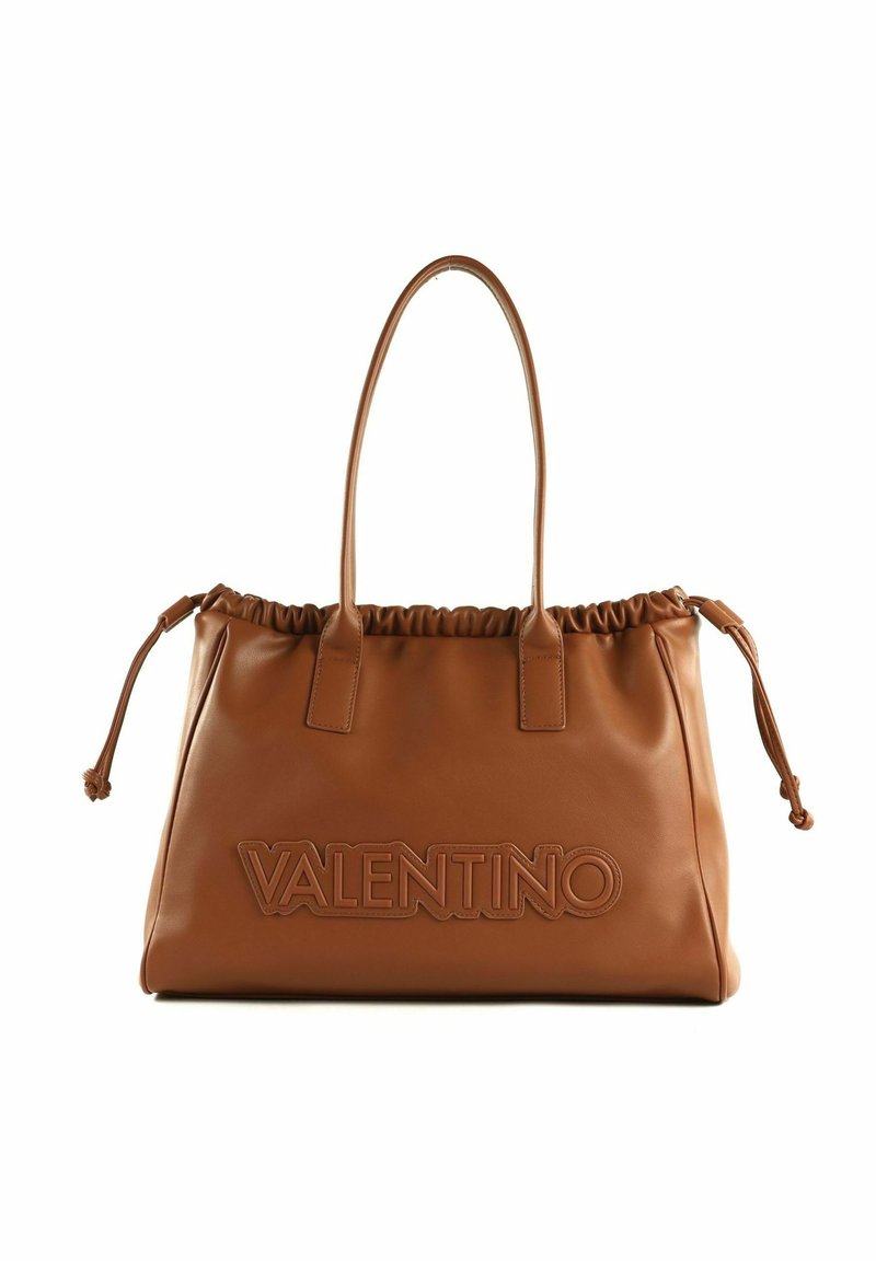 Borsa a spalla in pelle marrone con parte superiore arricciata, caratterizzata da un vistoso logo in rilievo "VALENTINO" e due manici piatti. Include lacci laterali regolabili.
