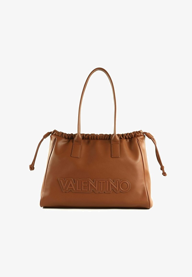 Borsa a spalla in pelle marrone con parte superiore arricciata, caratterizzata da un vistoso logo in rilievo "VALENTINO" e due manici piatti. Include lacci laterali regolabili.
