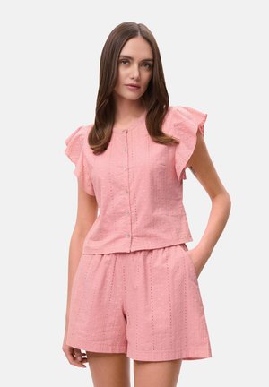 Rosa Baumwolloutfit mit einem knöpfbaren Oberteil mit Rüschärmeln und passenden Shorts, die mit Lochmuster texturiert und mit einem elastischen Bund versehen sind.