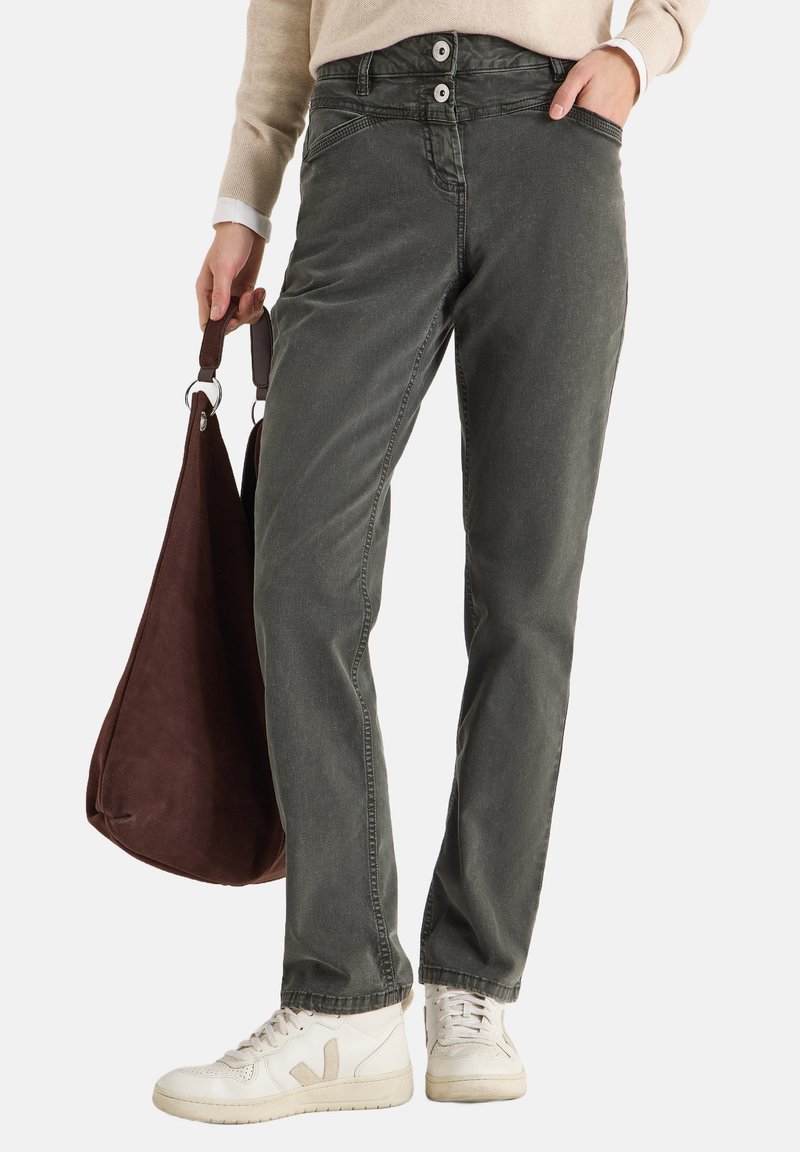 Szare spodnie dżinsowe z zapięciem na dwa guziki, przednimi kieszeniami i luźnym krojem. Do tego brązowa torba i białe trampki.