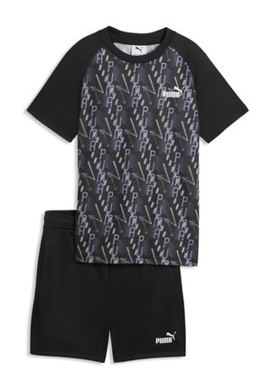 Schwarzes Puma-Kurzarmshirt mit gemustertem Vorderteil und passenden schwarzen Shorts, beide mit weißen Puma-Logos.