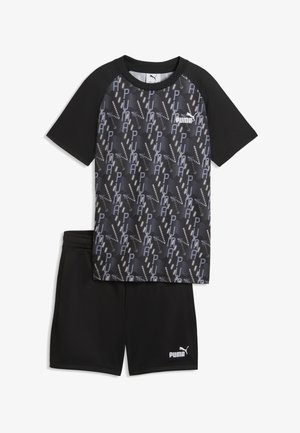 Sort Puma kortærmet skjorte med mønstret forside og matchende sorte shorts, begge med hvide Puma-logoer.