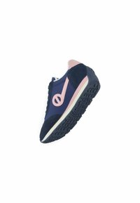 Marineblauwe en roze sport sneaker van een mix van suède en stof, met een gebogen ontwerp, rubberen buitenzool en een opvallend logo op de zijkant.