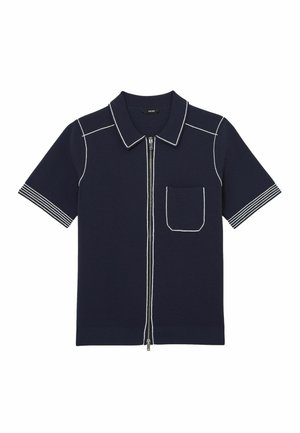 Modrá námornícka krátkym rukávom so zipsom, bielym kontrastným prešitím, náprsným vreckom, pruhovanými manžetami rukávov a špicatým golierom.