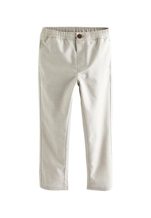 Bézs nadrág rugalmas derékpánttal, elöl gombbal, egyenes szárakkal és oldalzsebekkel, fehér háttéren, lefektetve.