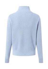 Jasnoniebieski sweter z dzianiny z wysokim kołnierzem, długimi rękawami oraz ściągaczami na mankietach i dolnej krawędzi. Faktura wydaje się miękka i swobodna.