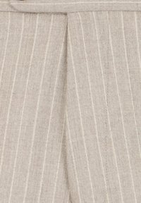Tessuto beige chiaro con strisce bianche verticali; texture morbida; design plissè; lucentezza sottile; finitura sartoriale.