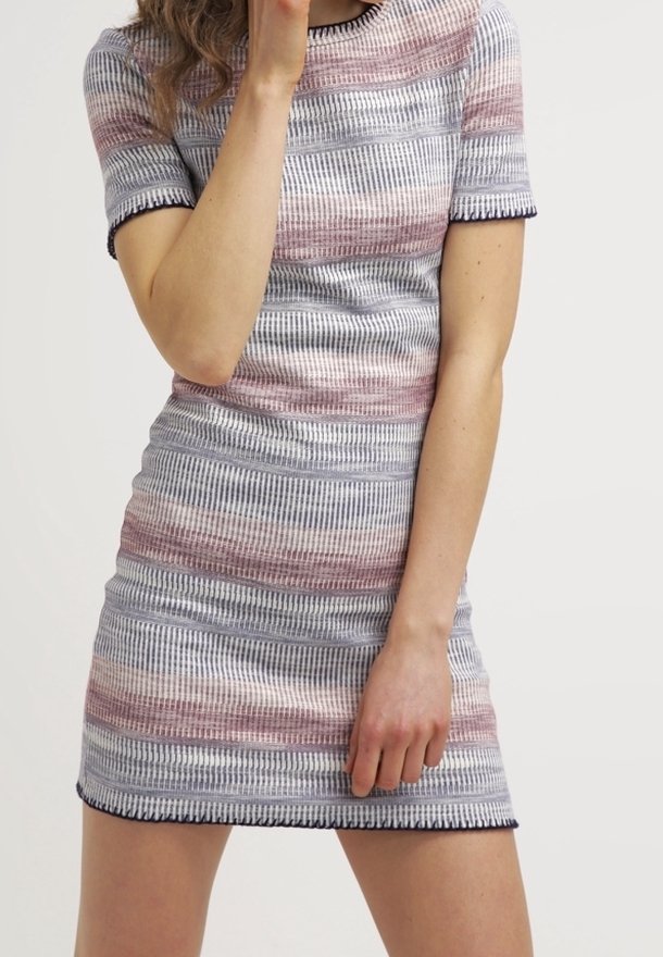 Robe ajustée à manches courtes avec des rayures horizontales côtelées en rose pâle, gris, blanc, et bordures noires aux manches et à l'ourlet.