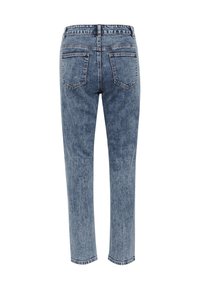 Ljust blå denimjeans har en rak bendesign, femficksstil och en något sliten textur.