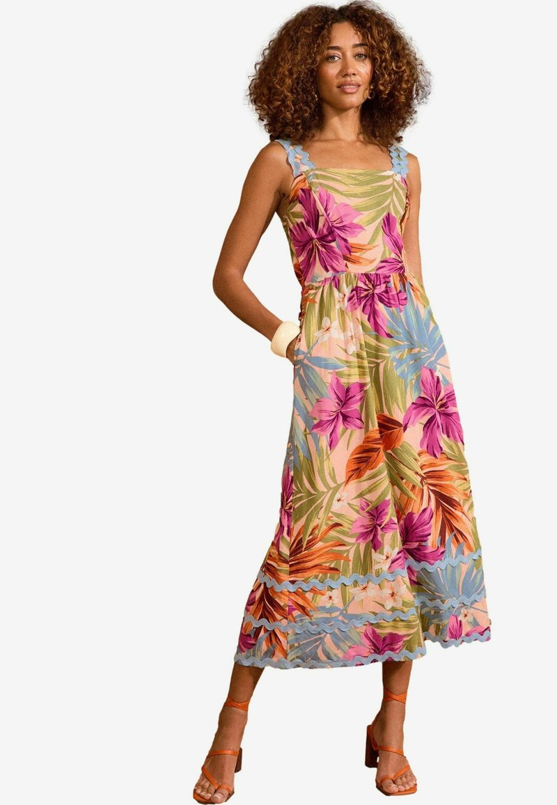 Rochie maxi florală din material ușor; prezintă modele tropicale vibrante în roz și verde, bretele texturate cu volane și buzunare.