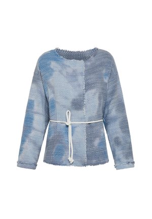 Blauw en lichtblauw langarmtop, met een textuurstof en een losse pasvorm, voorzien van een rauwe rand bij de halslijn en een witte strikriem in de taille.