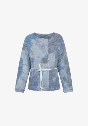 Blaues und hellblaues Langarmoberteil aus strukturierter Stoff mit lockerer Passform, mit einem rohen Ausschnitt und einem weißen Bindegürtel in der Taille.