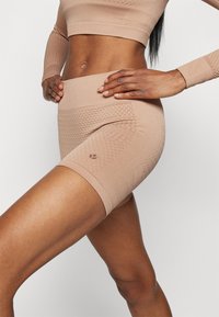 Even&Odd active MID RISE SEAMLESS CYCLING SHORTS WITH RIBBED WAISTBAND
 - Tights - dark brown