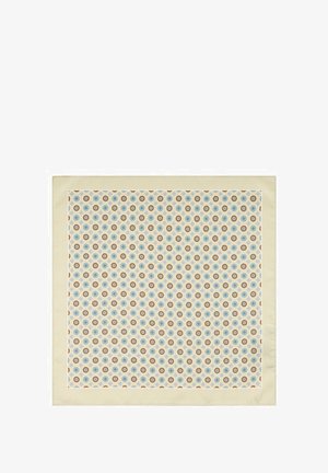 Jedwabny szalik z kremowym wykończeniem i wzorem koncentrycznych kółek w niebieskim, brązowym i kremowym kolorze na jasnym tle, o gładkiej teksturze.