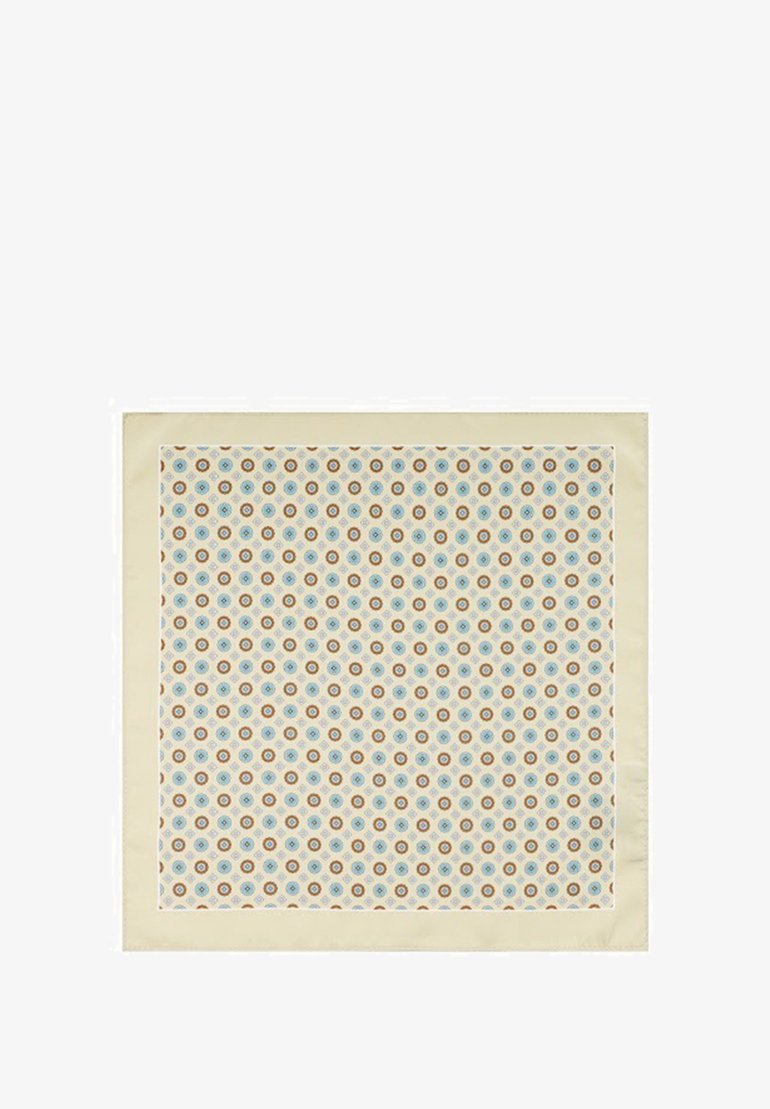 Jedwabny szalik z kremowym wykończeniem i wzorem koncentrycznych kółek w niebieskim, brązowym i kremowym kolorze na jasnym tle, o gładkiej teksturze.