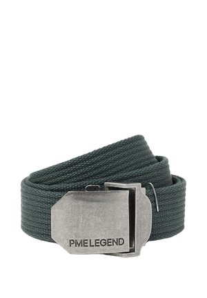 Temno zelena tkanina pasu zvita v zvitek s srebrno kovinsko zaponko, na kateri je vgravirano "PME LEGEND", na belem ozadju.