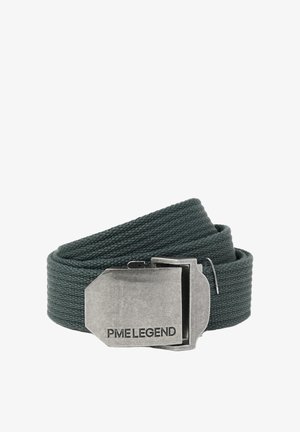 Temno zelena tkanina pasu zvita v zvitek s srebrno kovinsko zaponko, na kateri je vgravirano "PME LEGEND", na belem ozadju.