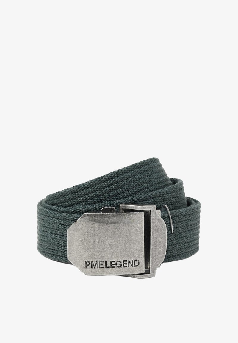 Ciemnozielony tkaniny pasek zwinięty w rulon z srebrną metalową klamrą z wygrawerowanym napisem "PME LEGEND" na białym tle.