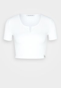 Bílý krácený vršek s krátkým rukávem, kulatým výstřihem a malým středovým výřezem, s ribbovanou strukturou a štítkem značky Calvin Klein Jeans na lemu.