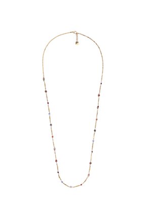 Collier en ton or avec des perles colorées de différentes formes et tailles, alternant avec de petits accents dorés, sécurisé par un fermoir.