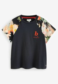 Tumši zila T-krekls ar ziedu rakstu piedurknēm, apaļš izgriezums un izšūts sarkans logotips priekšpusē. Mīksta auduma, brīva piegriezuma.