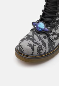 Dr. Martens 1460 UNISEX - Šněrovací kotníkové boty - grey/black