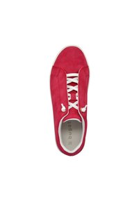 Rote Wildleder-Sneaker mit weißen Schnürsenkeln, abgerundeter Zehenpartie und weißer Gummisohle. Die Innensohle zeigt den Markennamen und die Größe. Draufsicht.