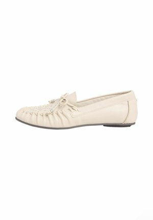 Pantofii bej în stil mocasin, cu textură strânsă, fundiță decorativă și embellishments subtile pe vârf. Tălpi plate și material din piele moale.