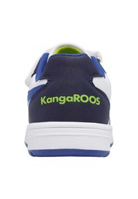 Blaue und weiße Sneakers mit einer strukturierten, marineblauen Wildleder-Ferse. "KangaROOS"-Logo in leuchtendem Grün auf der Rückseite, ausgestattet mit einer glatten Gummisohle.
