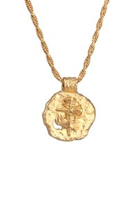 Gouden hanger aan een gedraaide gouden ketting, met een getextureerde ronde medaille met een ingewikkeld ontwerp, verfraaid met een uitsnijding.