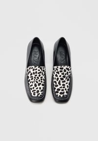 Μαύρα loafers με πάνελ σε λευκό και μαύρο λεοπάρ σχέδιο, με τετράγωνη μύτη, λεία υφή από δέρμα και αντίθετη λευκή ραφή.
