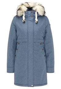 Parka in denim blu con cappuccio foderato in pelliccia, chiusure a cappio e bottoni a pressione sui lati. Presenta due tasche frontali.