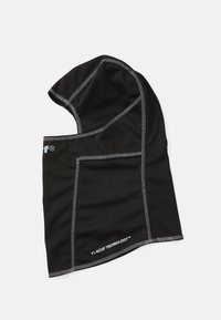 Zwarte capuchon van textuurstof, met contrasterende zilveren stiksels, een hoekig ontwerp en een label met de tekst "T1-KCUF TECHNOLOGY™."