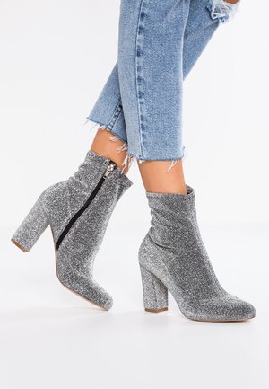 Enkellaarsjes met hoge hak - silver-coloured