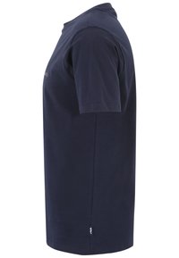 Camiseta de manga corta azul marino, con cuello redondo, fabricada en tela de algodón. Presenta una etiqueta de logo lateral y un diseño de corte recto.